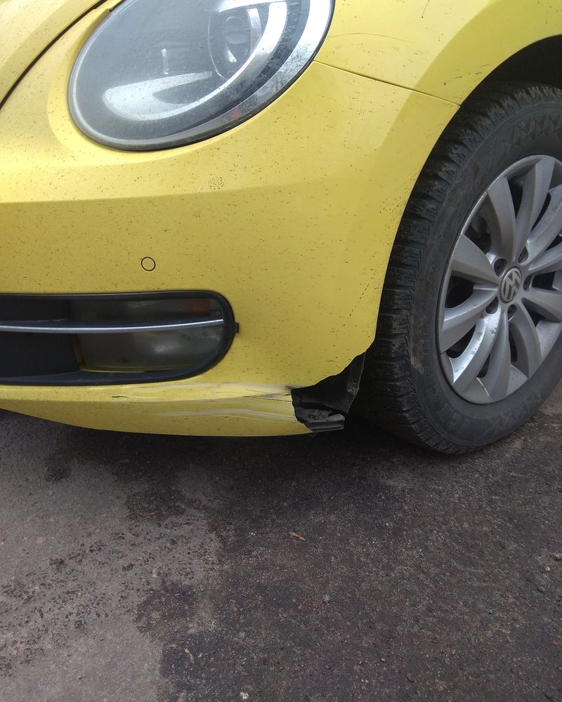 Жёлтый Volkswagen Beetle: повреждённый передний бампер