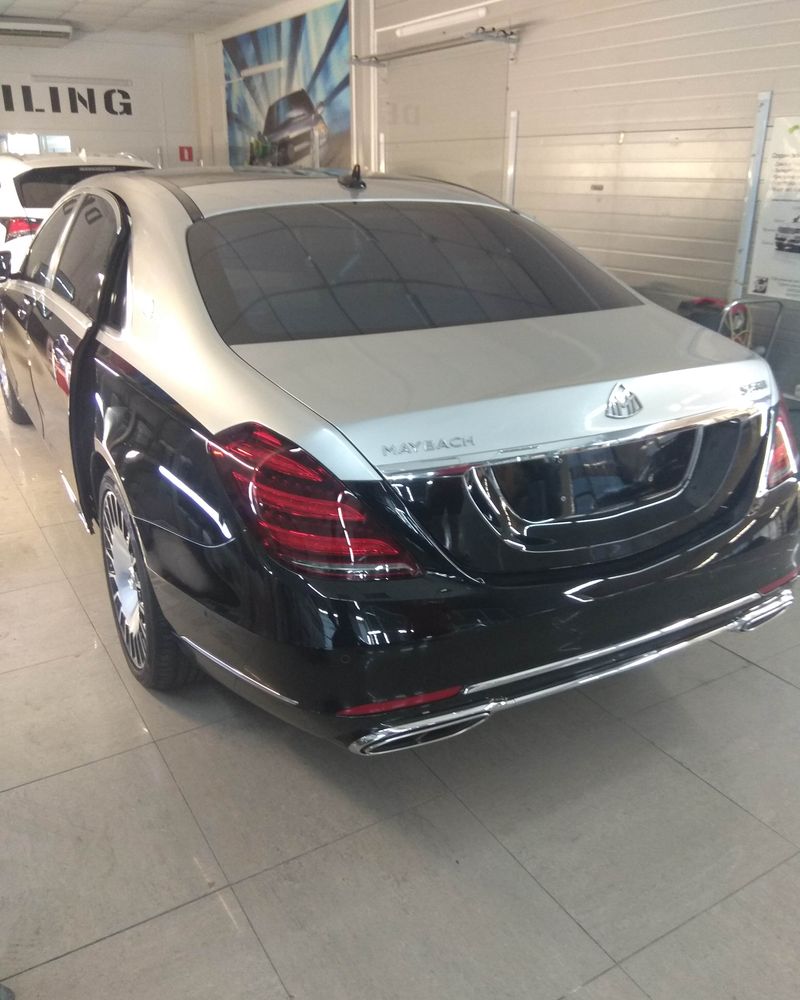 Двухцветный седан Mercedes-Maybach в боксе